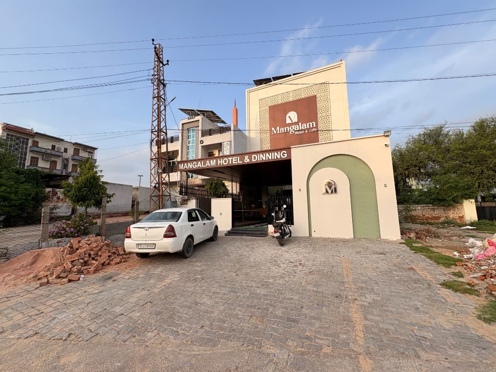 24/7 Gated Highway Parking & Hotel Frontage